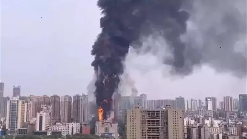 ناطحة سحاب صينية.. تحترق