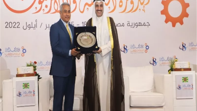 المطيري يهدي وزير القوى العاملة درع منظمة العمل العربية