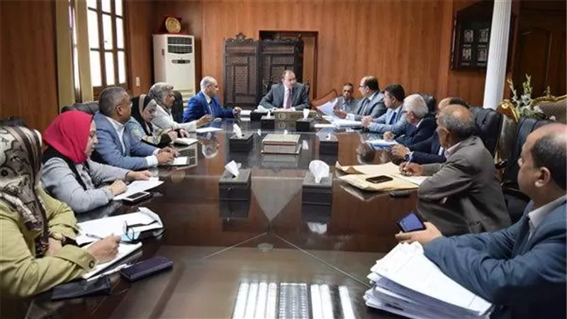 رئيس جامعة بني سويف يستعرض خطة الشعب والبرامج الجديدة لاستقبال