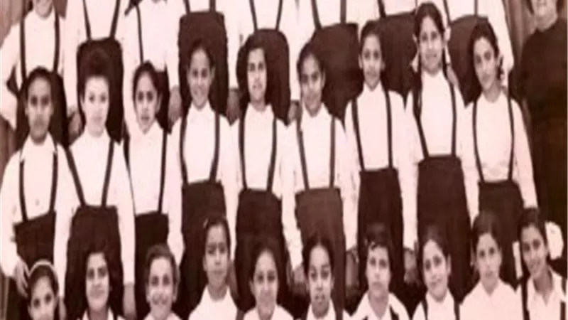 شاهد.. سيمون من دولاب الذكريات فى مرحلة الطفولة بالمدرسة