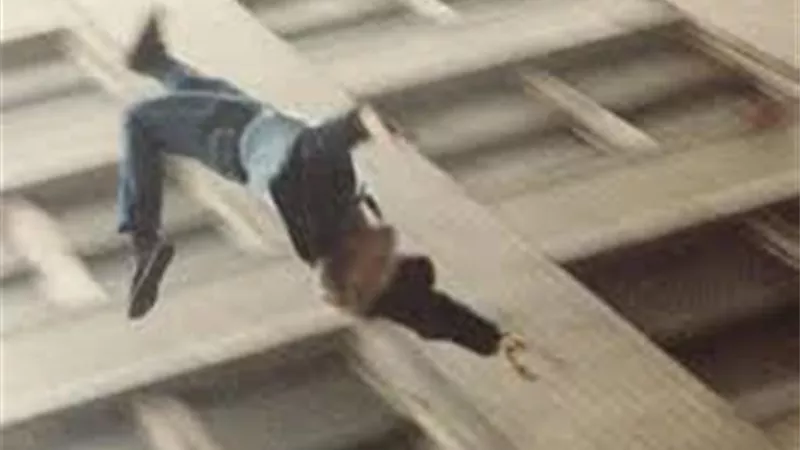 هل هى شبهه جنائية.. مصرع شخص إثر سقوطه من الطابق العاشر بامبابة