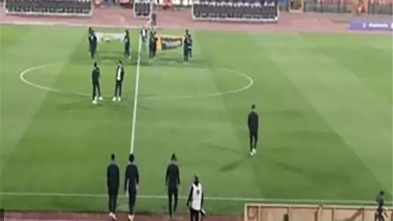 لاعبو الزمالك يتفقدون أرضية الملعب قبل مواجهة إيليكت.. شاهد