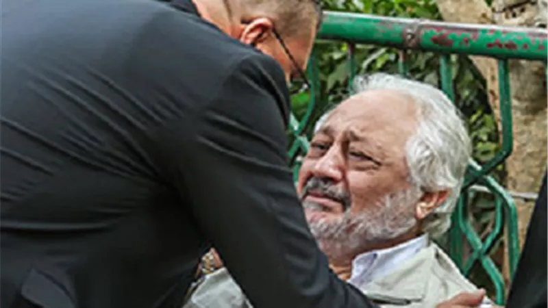 انهيار خالد زكي بالبكاء فى جنازة زوجته بمصطفى محمود