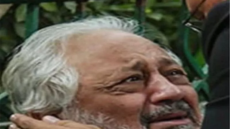 خالد زكي يبكي بانهيار.. وعمرو الليثي يسانده .. صور