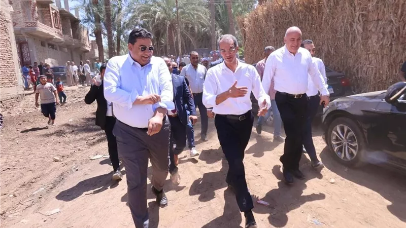 وزير الاتصالات يتفقد أعمال مد كابلات الألياف الضوئية بقرية الحلة