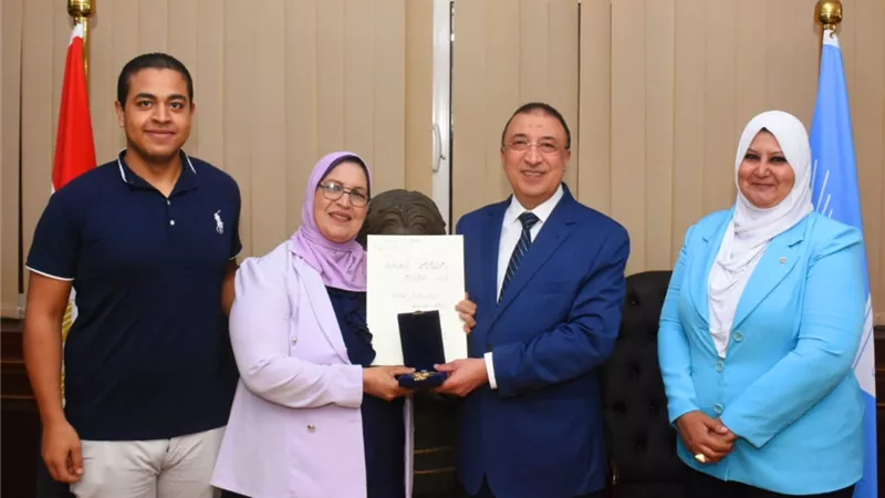 محافظ الإسكندرية يسلم الأم المثالية وسام الكمال من الطبقة الثانية