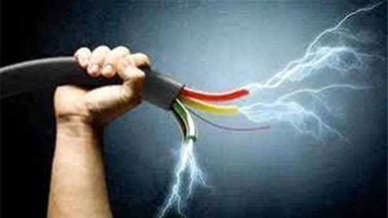 صعقتها الكهرباء..سيدة بأطفيح دفعت حياتها ثمنا لتنظيف الثلاجة