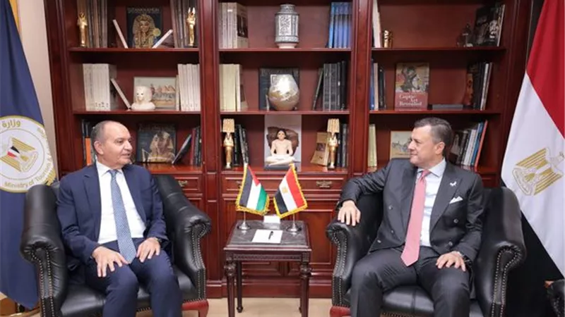وزير السياحة وسفير الأردن يبحثان سبل تعزيز التعاون السياحي والأثري