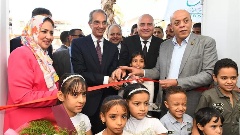 وزير الاتصالات ومحافظ قنا يفتتحان ثلاث مكاتب بريد مطورة