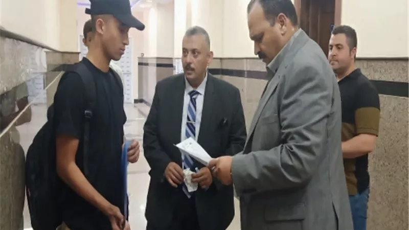 نائب رئيس جامعة بنها يتابع إجراءات الكشف الطبي على الطلاب الجدد