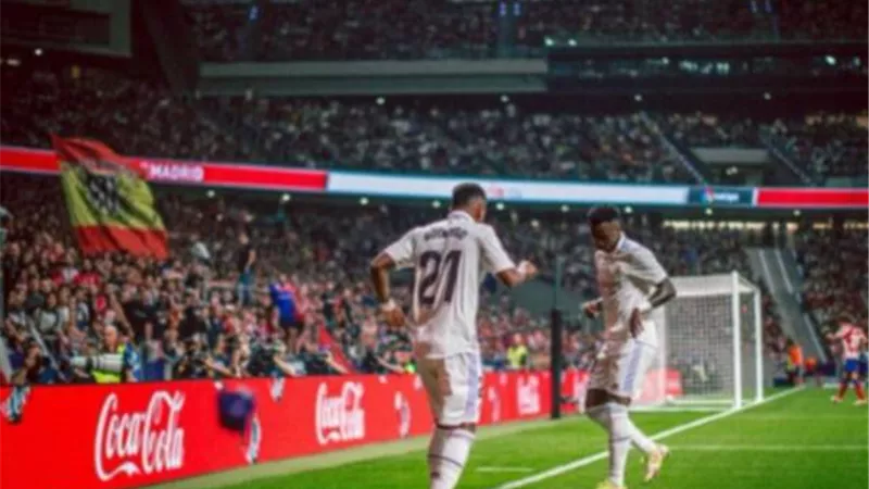 فينيسيوس محتفلا بهدف زميله رودريجو جويس : ارقص حيثما تريد