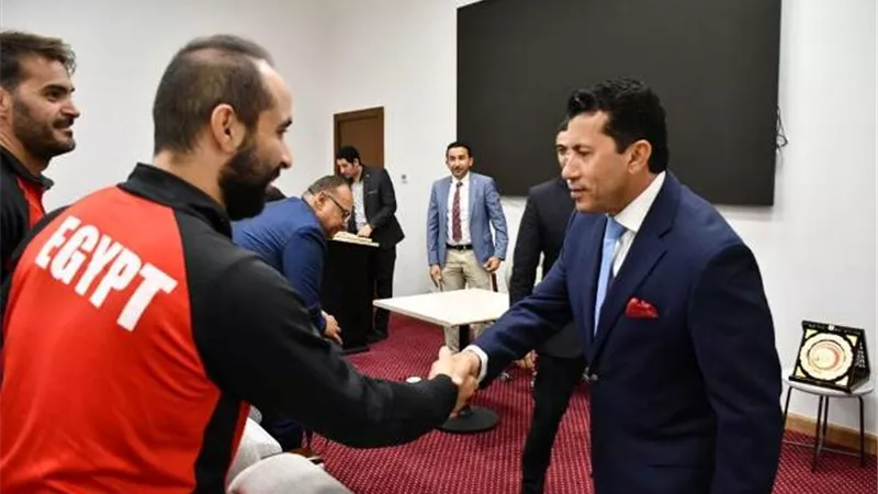 وزير الرياضة يُكرم لاعبي المنتخب الوطني لرجال البادل