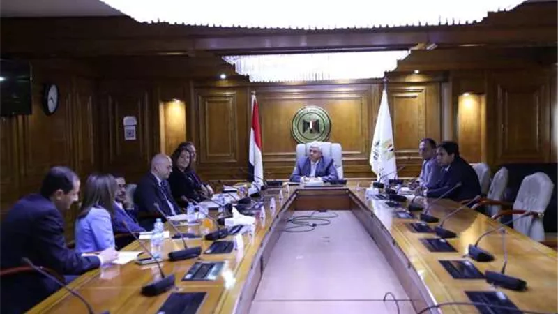 عاشور يجتمع مع وفد الوكالة الأمريكية لمناقشة تطوير كليات التربية