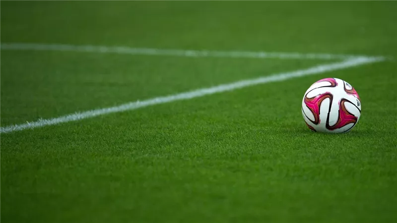 لاعب دولي مغربي يهدي ملعبا لأطفال محتاجين