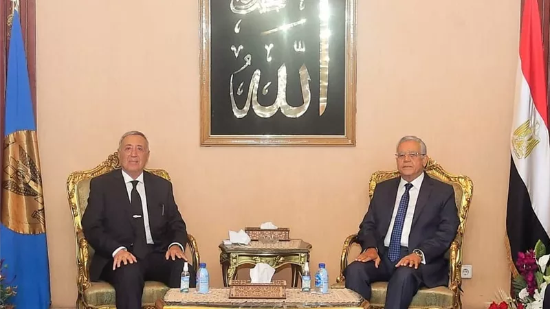 حنفي جبالي يعزي رئيس المحكمة الدستورية العليا في وفاة والدته