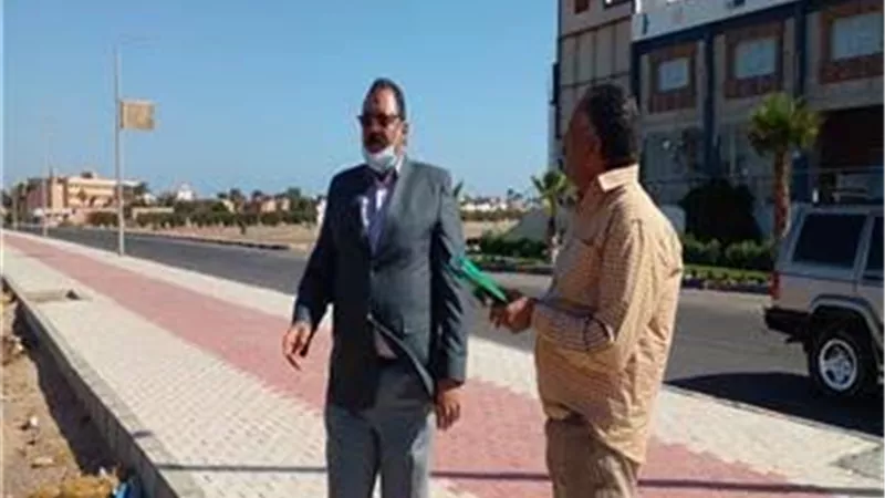 رئيس مدينة سفاجا يتفقد أعمال تطوير الممشى السياحي الشمالي