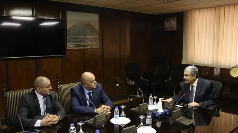شاكر :بدء المناقشات لتنفيذ مشروعات تجريبية لانتاج الهيدروجين الاخضر