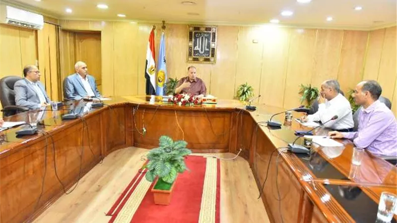 محافظ أسيوط يناقش نسب التنفيذ الفعلية من مشروعات الصرف الصحي