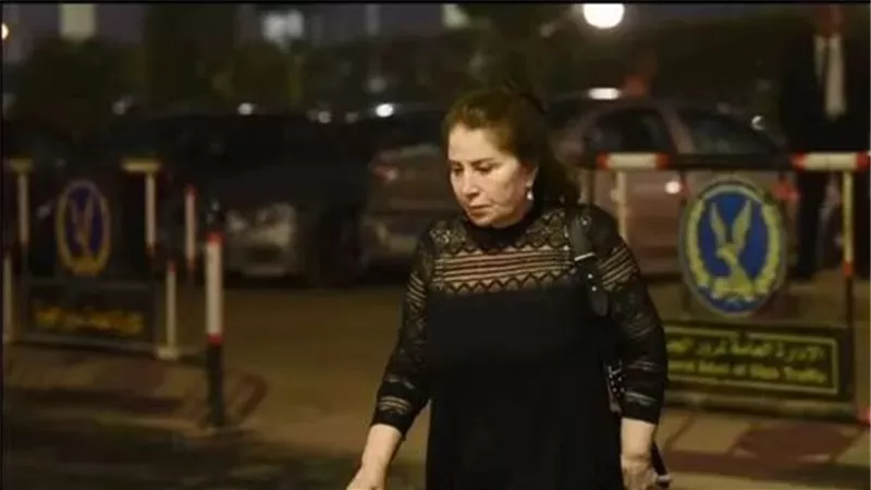 بالصور: ظهور نادر للفنانة بوسي فى عزاء زوجة خالد زكى