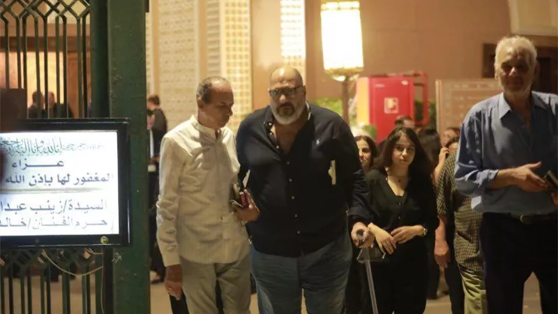 بيومى فؤاد بـ عكاز فى عزاء زوجة خالد زكى