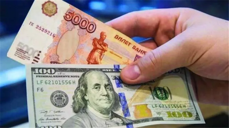 الروبل يتراجع إلى 61.2 مقابل الدولار