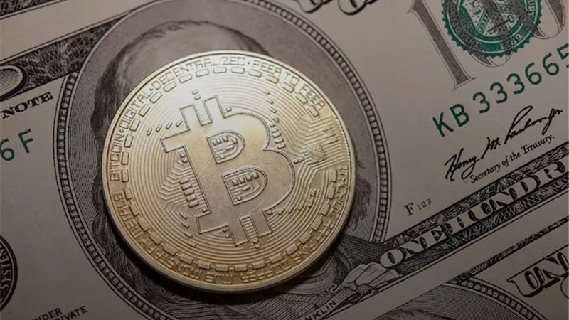 بيتكوين تنهار إلى 18 ألف دولار
