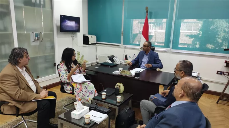 نائب الاسكان يناقش استراتيجيات تحلية المياه وإنتاج الغاز الحيوي