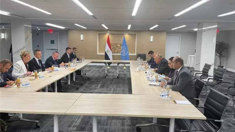 وزير الخارجيةيلتقي نظيره المجري ويتفقا على أهميةدفع العلاقات الثنائية