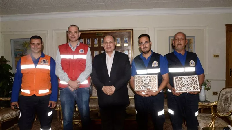 محافظ أسيوط يكرم 