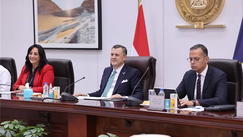 الاتصالات و السياحة يتابعان المشروعات الخاصة بالتحول الرقمى..صور