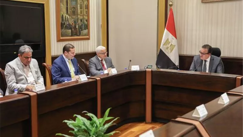 وزير الصحة يتابع الموقف التنفيذى لخطة تطبيق التأمين الصحي الشامل الجديد