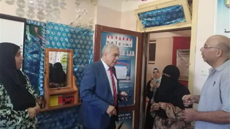مدير تعليم الإسماعيلية يفاجئ المدارس ويحيل 3 مديرين للتحقيق..صور