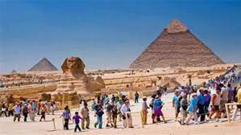 تخفيضات للسياح العرب والأجانب في أسعار الطيران.. وتشجيعهم لزيارة مصر