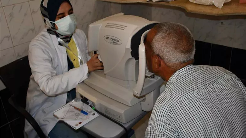 قافلة جامعة المنصورة تجري الكشف على 5437 مواطناً بالبحر الأحمر
