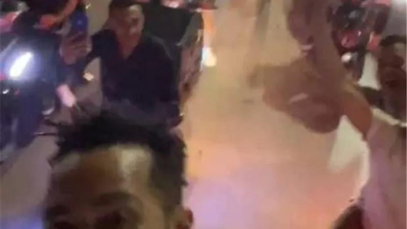 محمد رمضان يتحدي ويشعل كورنيش الإسكندرية بمعجبيه.. صور