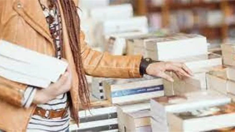 القبض على صاحب مخزن بـ6 آلاف كتاب خارجي بدون تصريح