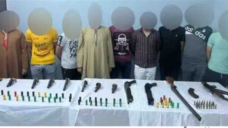 ضبط 29 قطعة سلاح نارى و17 تاجر مخدرات خلال حملة أمنیة بأسیوط