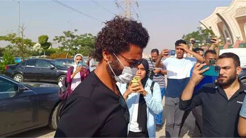 وصول خالد النبوى والهام شاهين جنازة هشام سليم.. صور