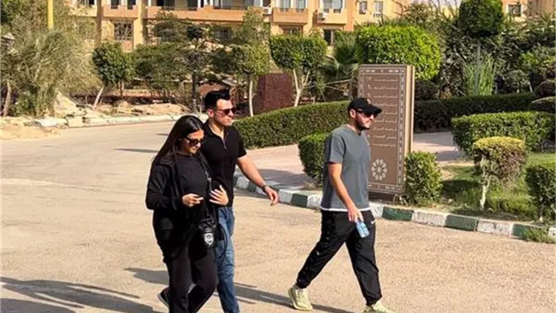 دنيا سمير غانم ورامى رضوان فى جنازة هشام سليم