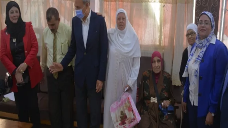 محافظ القليوبية يوزع الهدايا على النزلاء.. ويوجه بتوفير جهاز سمع لمسن