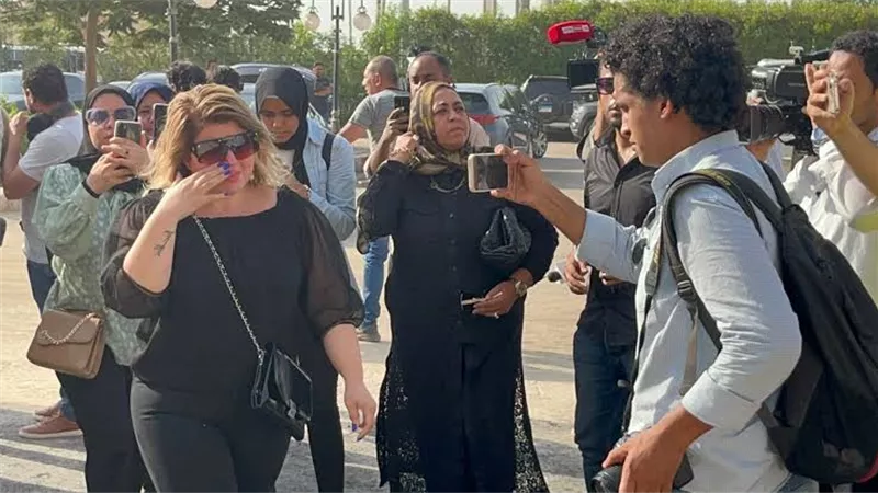 انهيار مها احمد فى جنازة هشام سليم .. صور