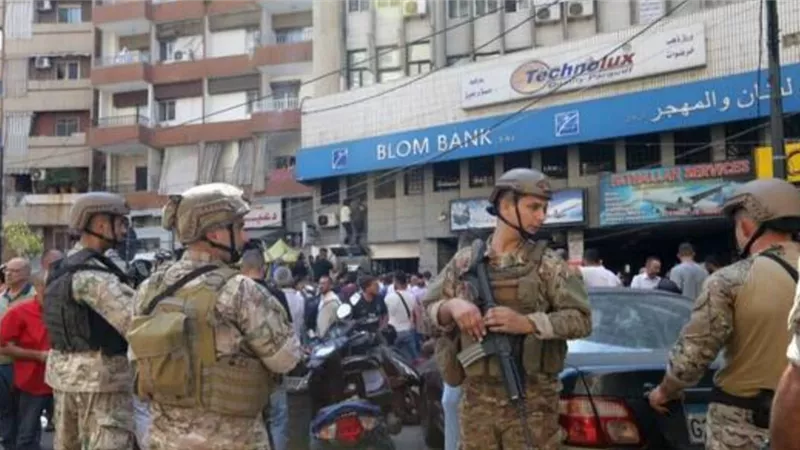 موظفو المصارف في لبنان: لا عودة عن الإضراب دون تدابير أمنية