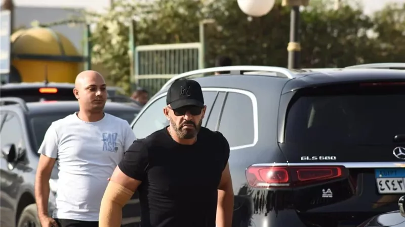 رغم اصابته.. أحمد السقا يشارك فى جنازة هشام سليم .. صور