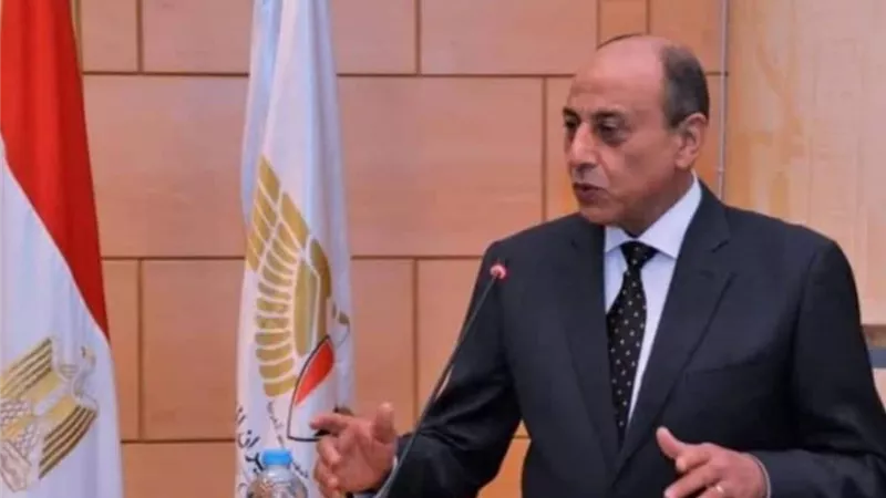 الفريق محمد عباس يلتقى قيادات ورؤساء الإدارات ومديرى العموم بديوان