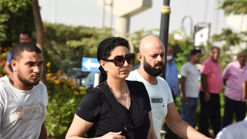 مدحت صالح ووفاء عامر ونهال عنبر فى جنازة هشام سليم.. صور