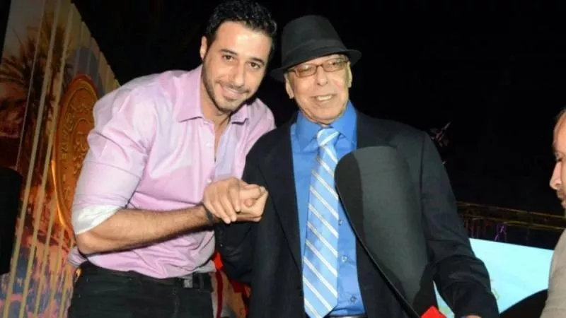 وفد من نقابة الممثلين يزوروا العمدة لتسليمه جائزة تكريمه فى منزله
