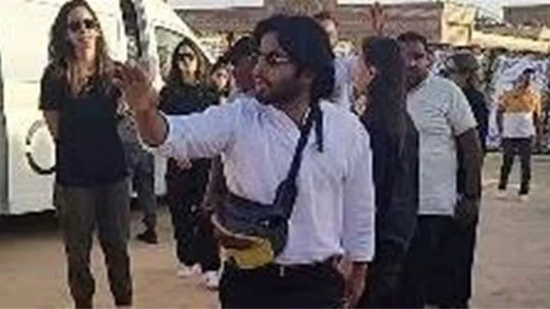 نجل هشام سليم يستقبل العزاء فى مقابر الاسرة.. صور