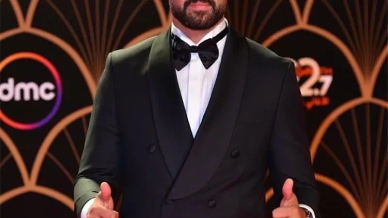 احمد فهمي يخطف الأجواء في مهرجان القاهرة للدراما ويمازح أحمد السقا