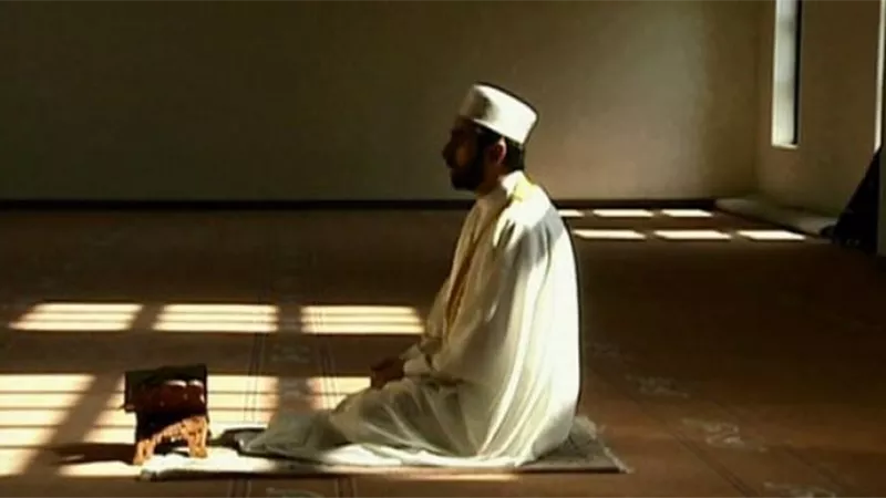 تارك الصلاة..هل هو كافر ولايجوز التعامل معه؟