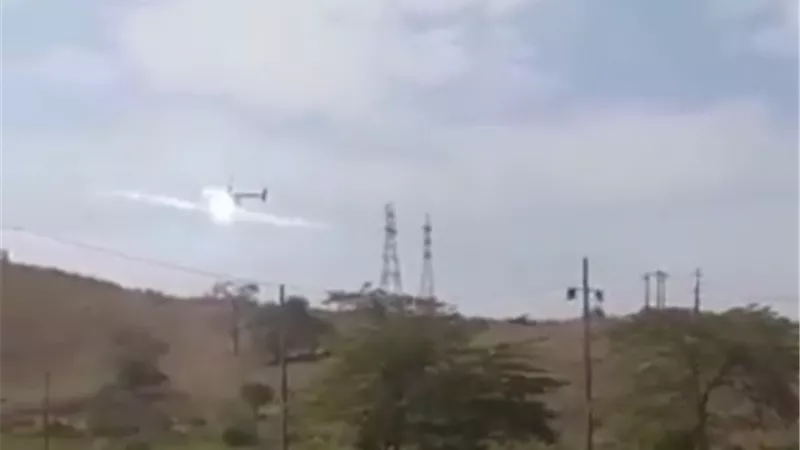 طائرة تصطدم بأسلاك كهرباء الضغط العالى..فيديو